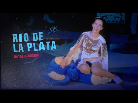Video: Natalia Oreiro dibombardir dengan Cheburashka di konser