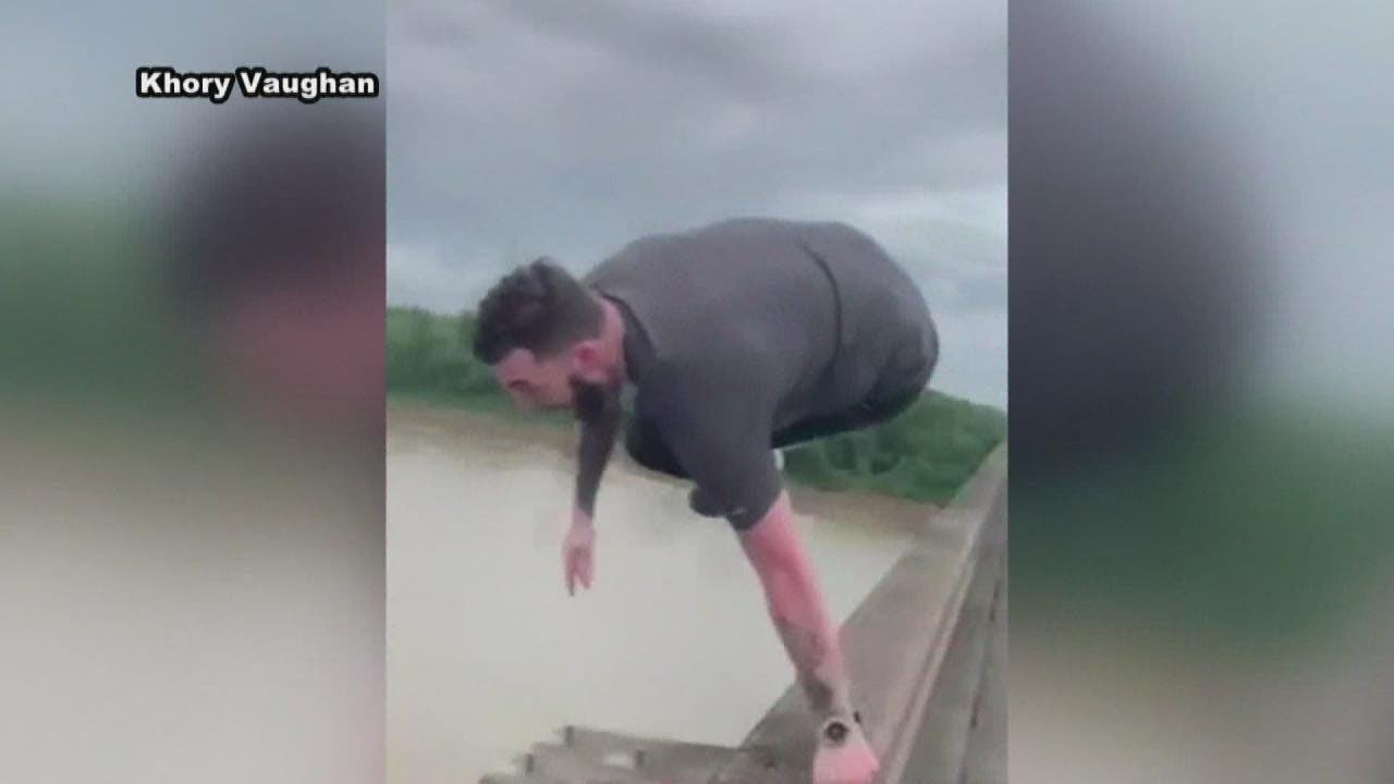 Bror forbruge luft Viral video shows man jump from I-10 bridge during gridlock - YouTube