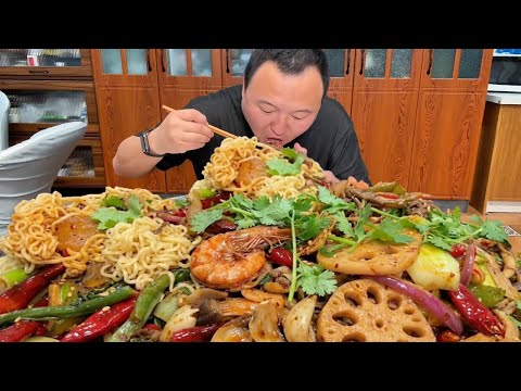 A Qiang makes luxurious spicy hot pot, double the meat and full of joy!