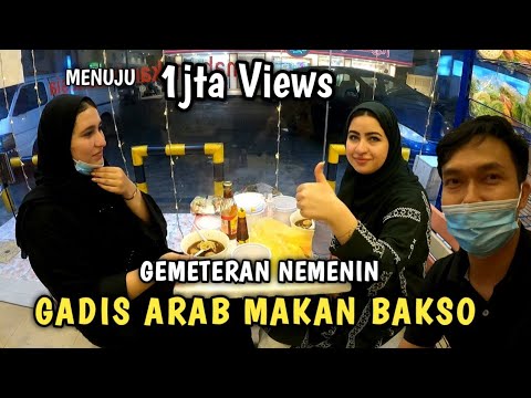 GODAIN GADIS ARAB MAKAN BAKSO.