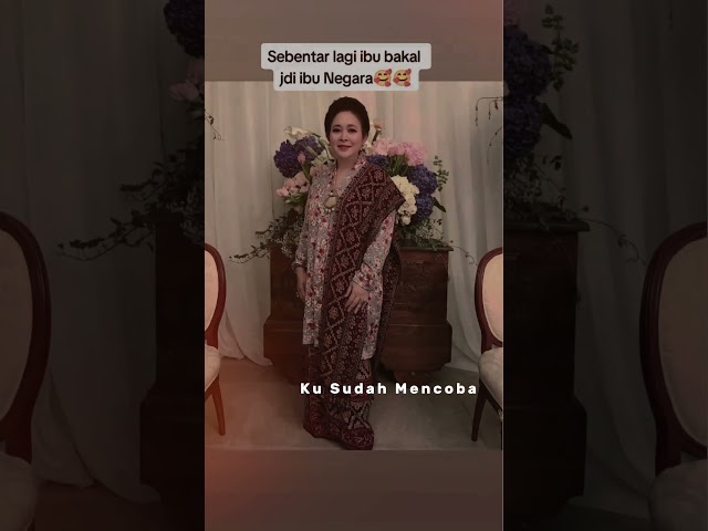 Jemputlah pak , ibu negara itu ada, beritahu paslon lain ,bu titiek suharto ibu negara class=