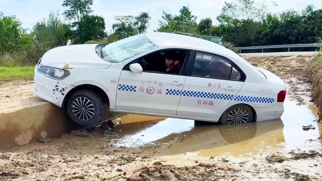 The Vehicle Fell Into A Deep Pit And It Was Easily Solved Without Getting Out Of The Car.