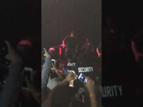 RAPERO ES NOQUEADO EN PLENO CONCIERTO