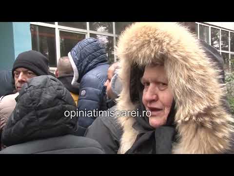 Sute de oameni din Timisoara, la cozi pentru a primi ajutoarele de la UE