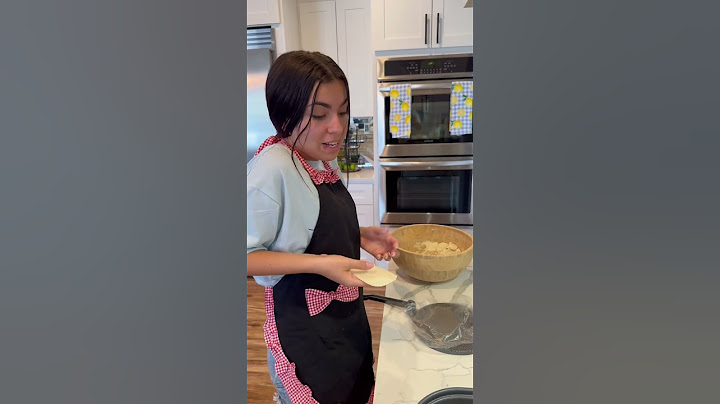 Mi nuera echando tortillas a mano
