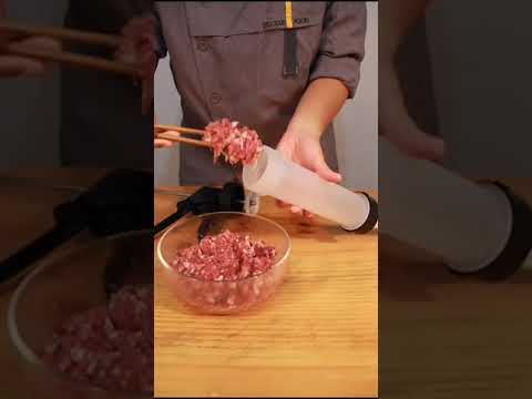 Video: Dyse til kødkværn til pølse: det er så nemt at lave en snack med dine egne hænder! Hvad er tilbehøret til en kødhakker