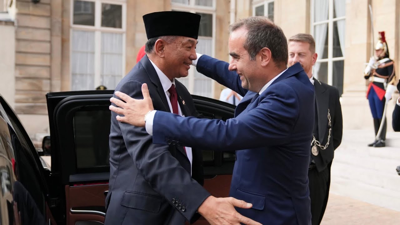 Menerima Tanda Jasa Kehormatan dari Menhan Prancis