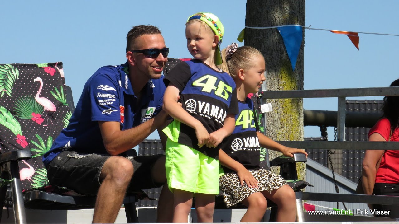 Motorrijders feliciteren Jovanny in Kollumerzwaag