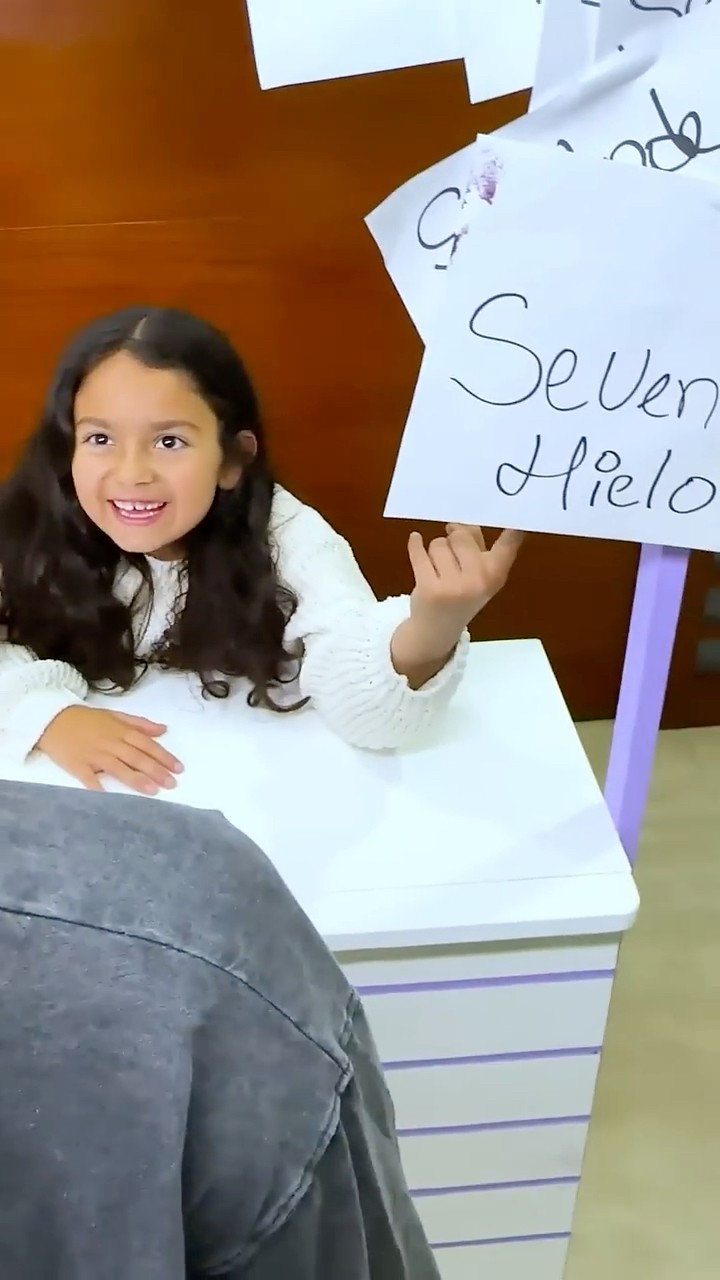 El Nuevo Trabajo de mi Hermanita !!
