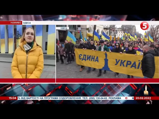 Потоптали прапор партії регіонів... Марш Єдності в Одесі: долучилися сотні людей / включення class=