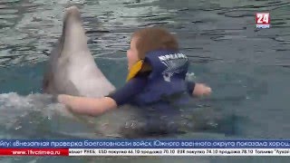 В Крыму лечат детей даже дельфины(В Крыму все большим спросом пользуется дельфинотерапия. Морские обитатели способны уделять внимание тяжел..., 2016-03-27T20:44:47.000Z)