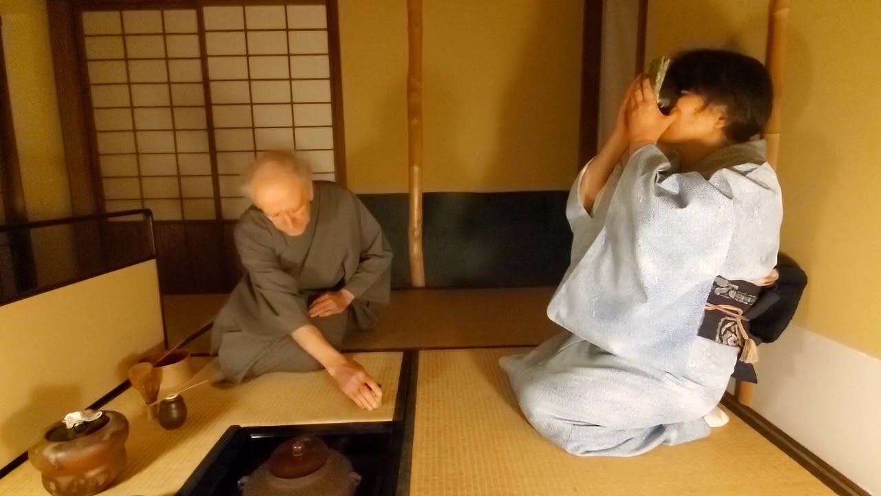 男子炉向切逆勝手濃茶点前 Male thick tea 2 mat room w/ guests on