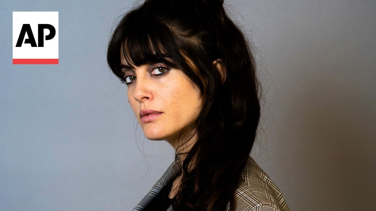 Israeli pop artist Noga Erez hopes the Israel-Hamas war will end - YouTube