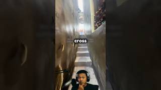 A Street So Narrow It Needs A Traffic Light 🥶 Resimi