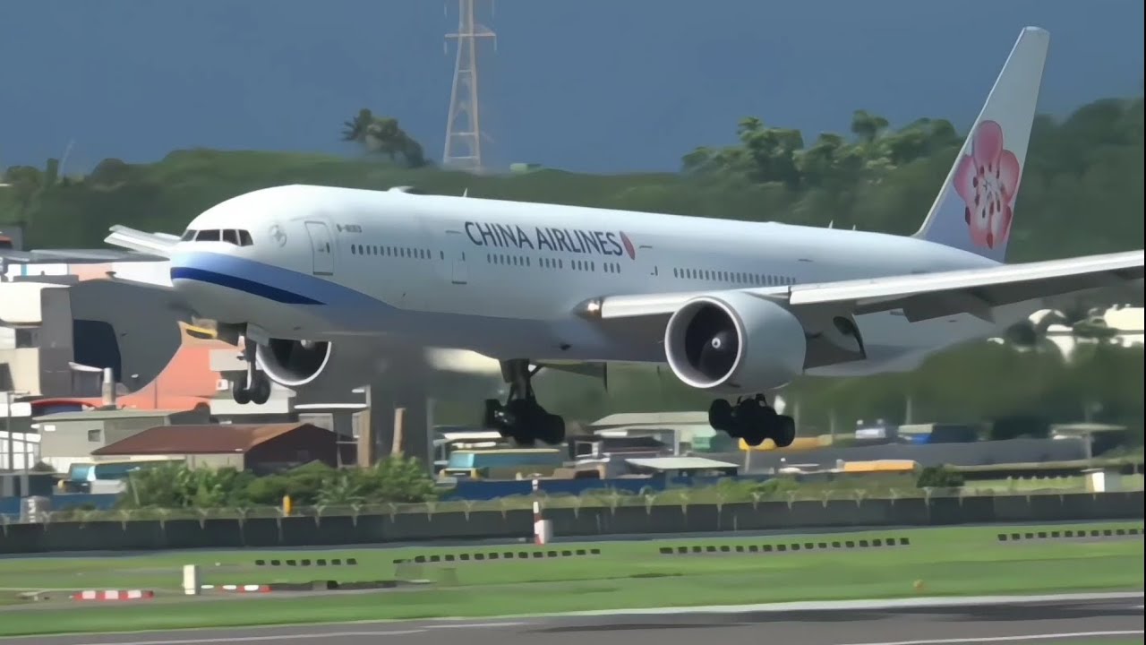 華航波音777-300(ER)機師高雄機場航訓考核過程。