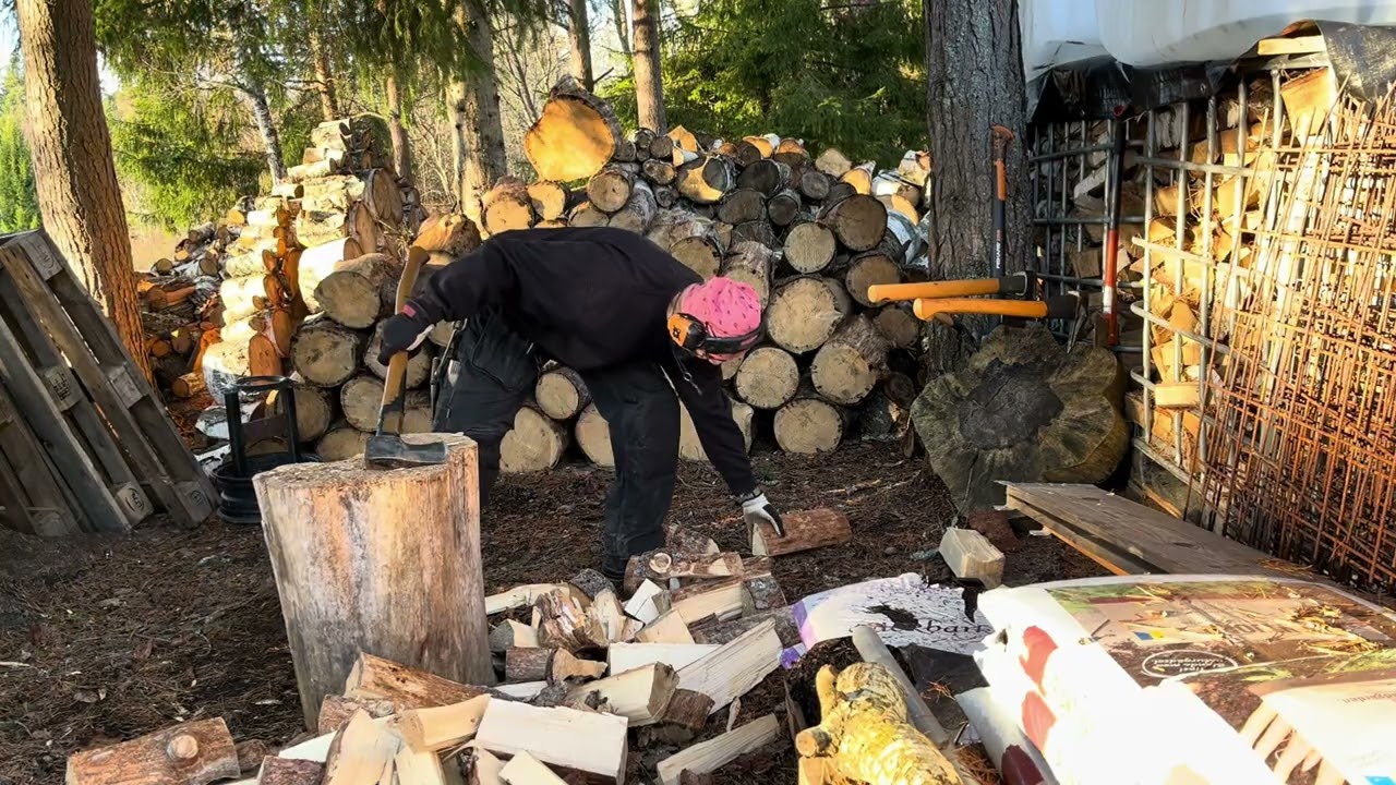 This hand splitting is dedicated to the victims of the bus accident in Stockholm on14/11-25☦️🪓🌲🪵🔥🏡🇸🇪