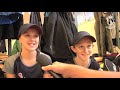 Backstage möter hjältarna på och bakom scenen