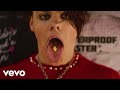 YUNGBLUD poursuit sa crise d'adolescence dans la vidéo de "Parents" !