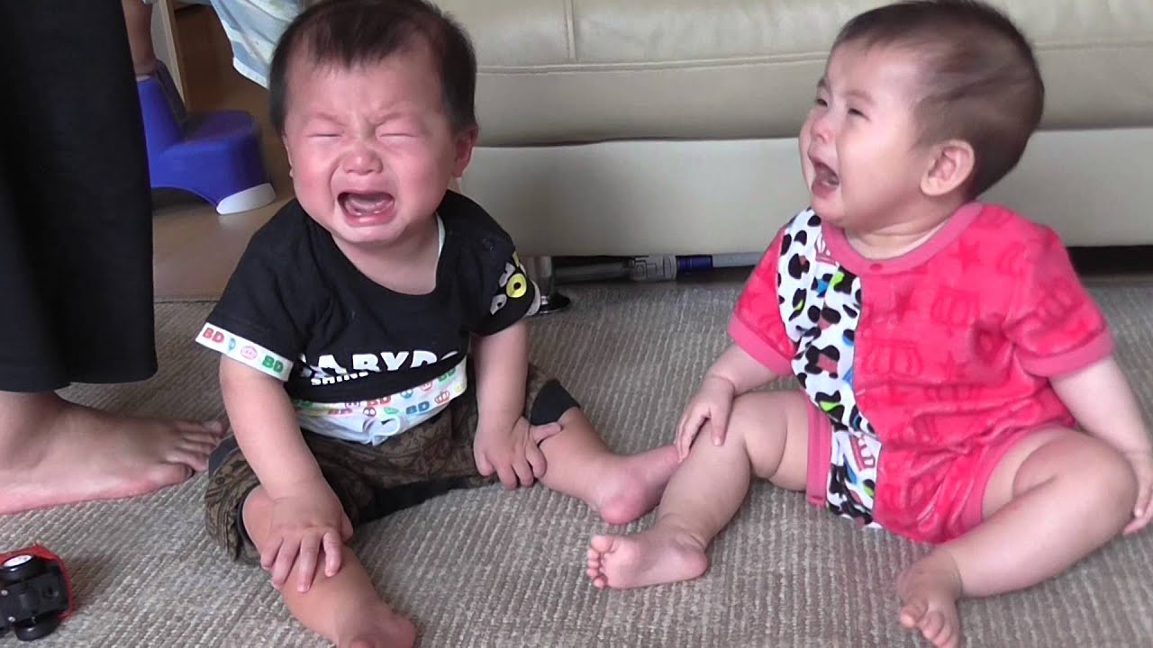 可愛い0歳の赤ちゃん つられ泣き 7ヶ月と８ヶ月 Youtube