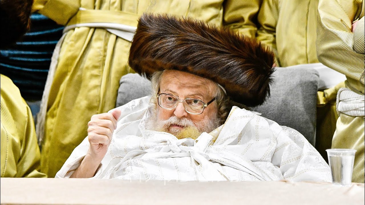 במגרש כדורסל. שמחת בית תולדות אברהם יצחק- תיעוד משמחת נשואי נכד האדמו״ר