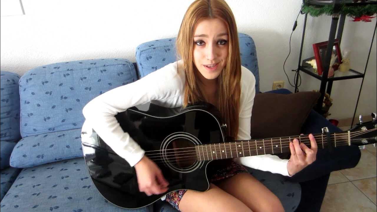 Песня есть одна девушка на земле слушать. Девушка поет под гитару. Красиво поет под гитару. Девочка поет под гитару. Девушка поет под гитару красиво.