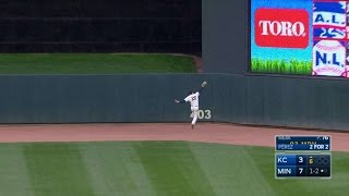 KC@MIN: Kepler makes a leaping catch in center field