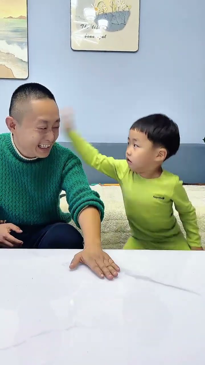 测试一下儿子的反应能力，结果万万没想到！#Cute baby#Cute#呆萌小米宝#聪明宝宝#萌娃#整蛊#测试