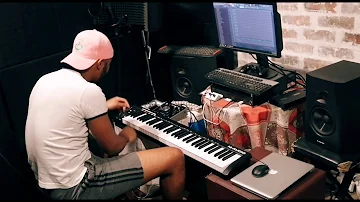 nhlonipho- 'Bawo' ft Samthing Soweto,Piano intro tutorial by Nhlonipho