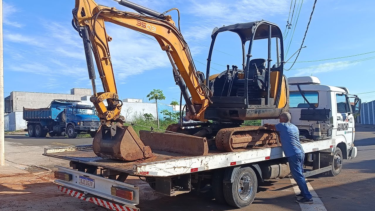 Demolição com a mini escavadeira..