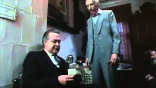 В наркоманском притоне ("Следствие ведут знатоки". Дело 22 "Мафия", 1989). В наркоманском притоне ("Следствие ведут знатоки". Дело 22 "Мафия", 1989).