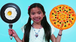 Emma Pretend Play Hace Comida con GIGANTES JUGUETES de cocina y ...