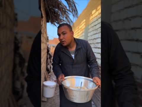 الطباخ حط للزباين شطه كتير في الأكل هتموت من الضحك