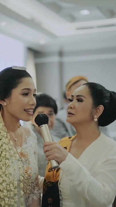 Moment vina panduwinata menyanyi untuk pengantin peria