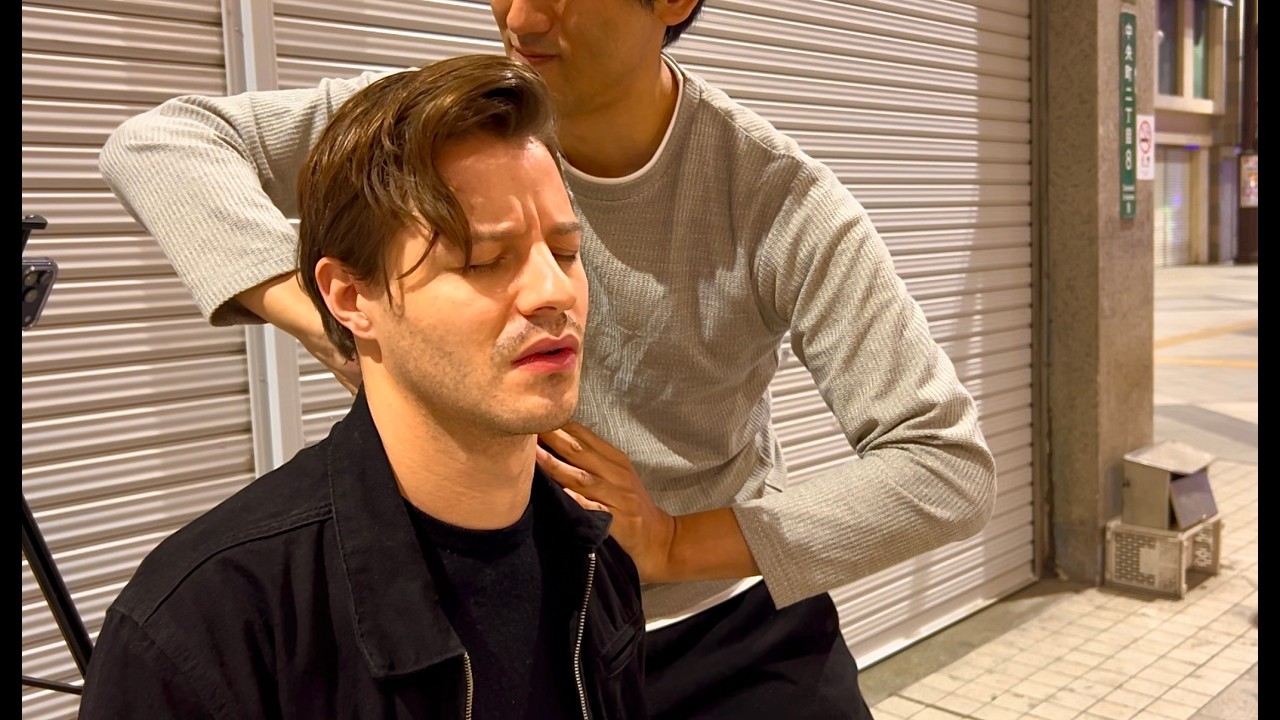 Массаж плеч для учителя английского языка! У него такие затекшие плечи!