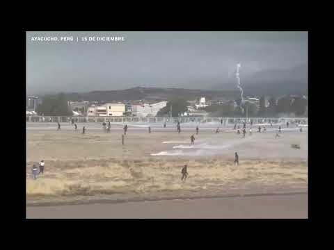 Policía Nacional apoyada por el ejército dispara gas lacrimógeno a los manifestantes (Ayacucho)