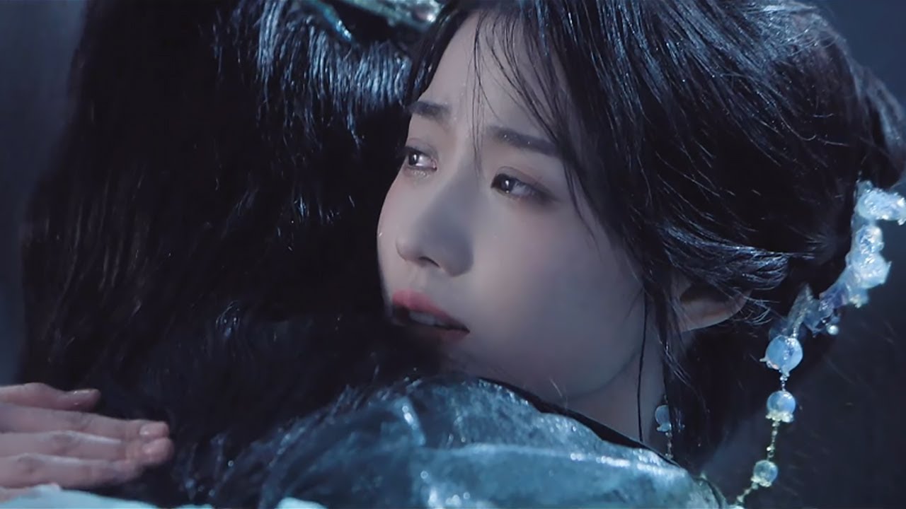 Лорд был убит горем, и Золушка почувствовала это, обняв и утешив его.