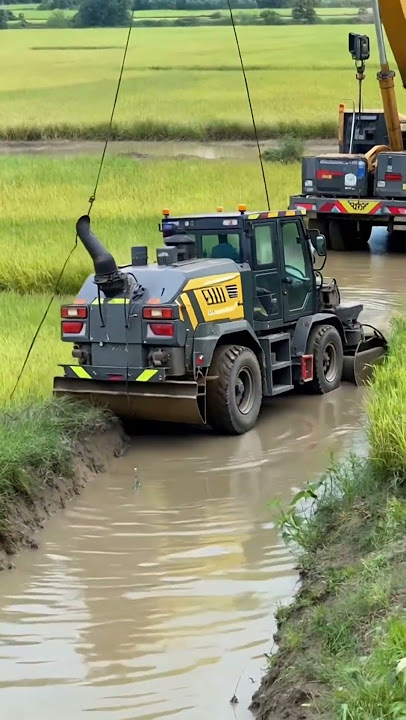 Working in the Rice Fields, the Vehicles Are Like Robots!
