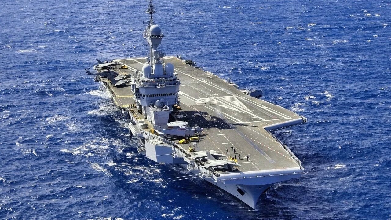 Jak Francja wsadziła reaktor z okrętu podwodnego w lotniskowiec