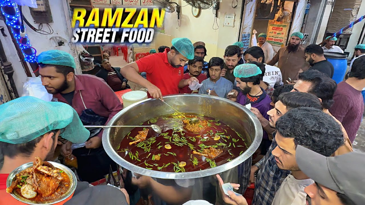 50/- Rs CRAZY RUSH FOR RAMADAN STREET FOOD 😍 AGHA DESI MURGH CHANAY IN LAHORE PAKISTAN