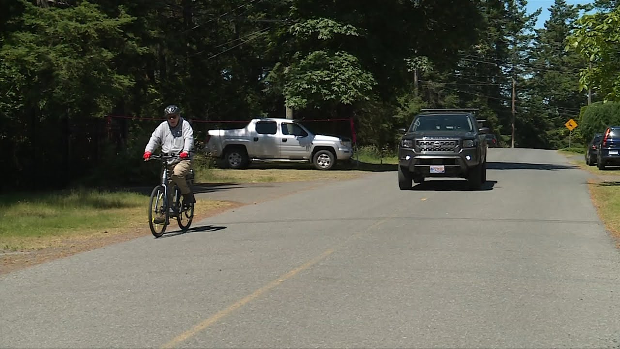 Cyclist dies following pickup truck collision on Vancouver Island - YouTube