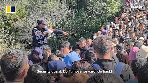 Tourists stuck at Great Wall of China for hours on National Day Holiday.