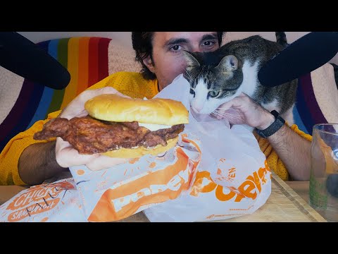Video: Varför går min katt Gå på mig?