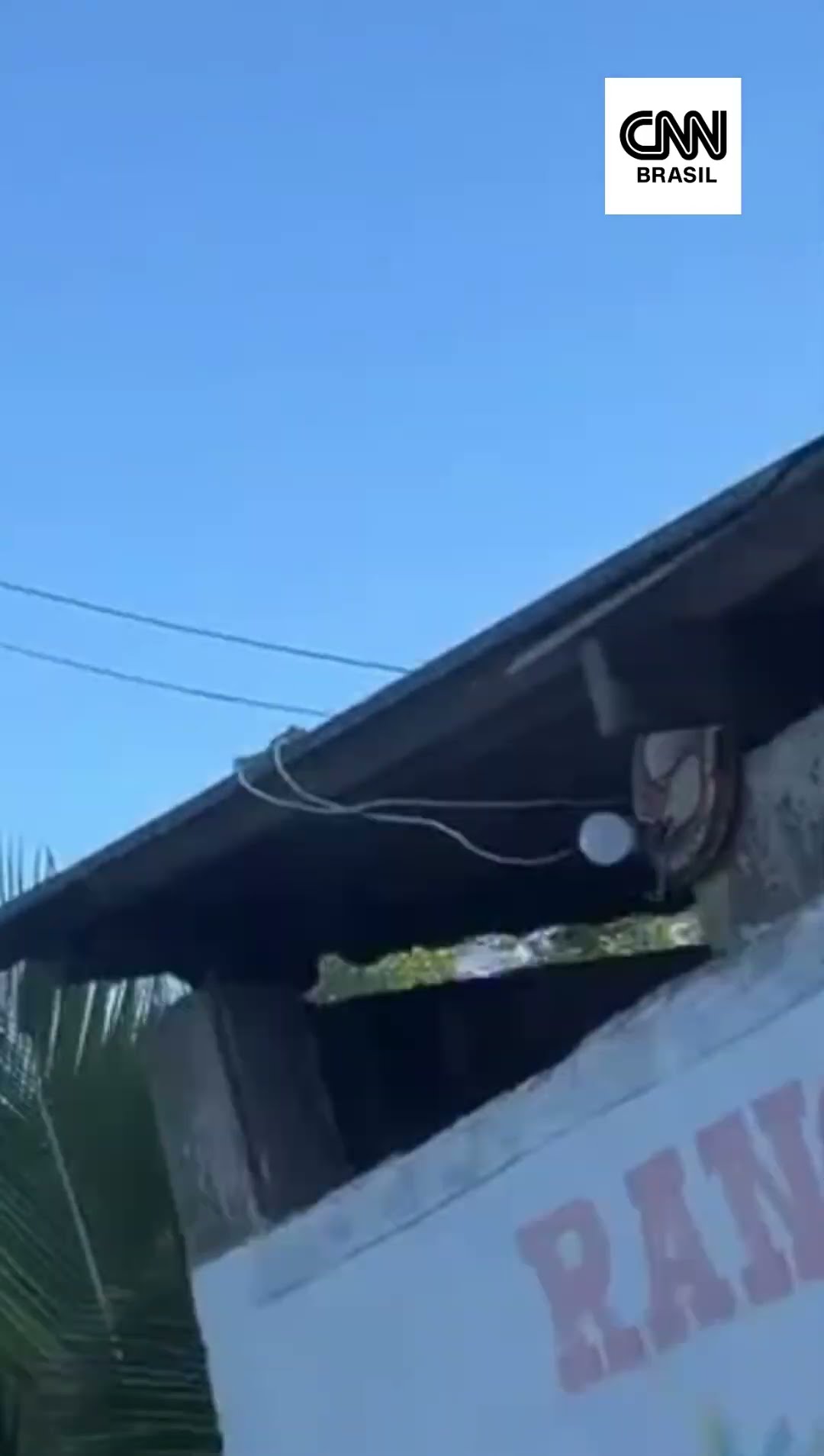 Vídeo mostra avião caindo em aldeia no litoral de SP; acidente deixou um morto e um ferido