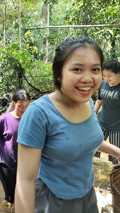 Gadis Dayak Ke Sungai cuci Daun