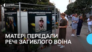 Матері полеглого воїна Василя Стефанишина передали речі з місця загибелі сина