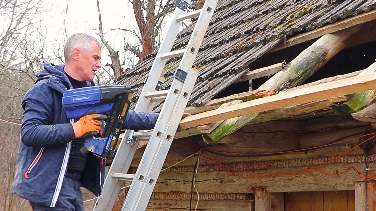 Хотел заменить 5 черепиц. В итоге заменил 80... 🏠