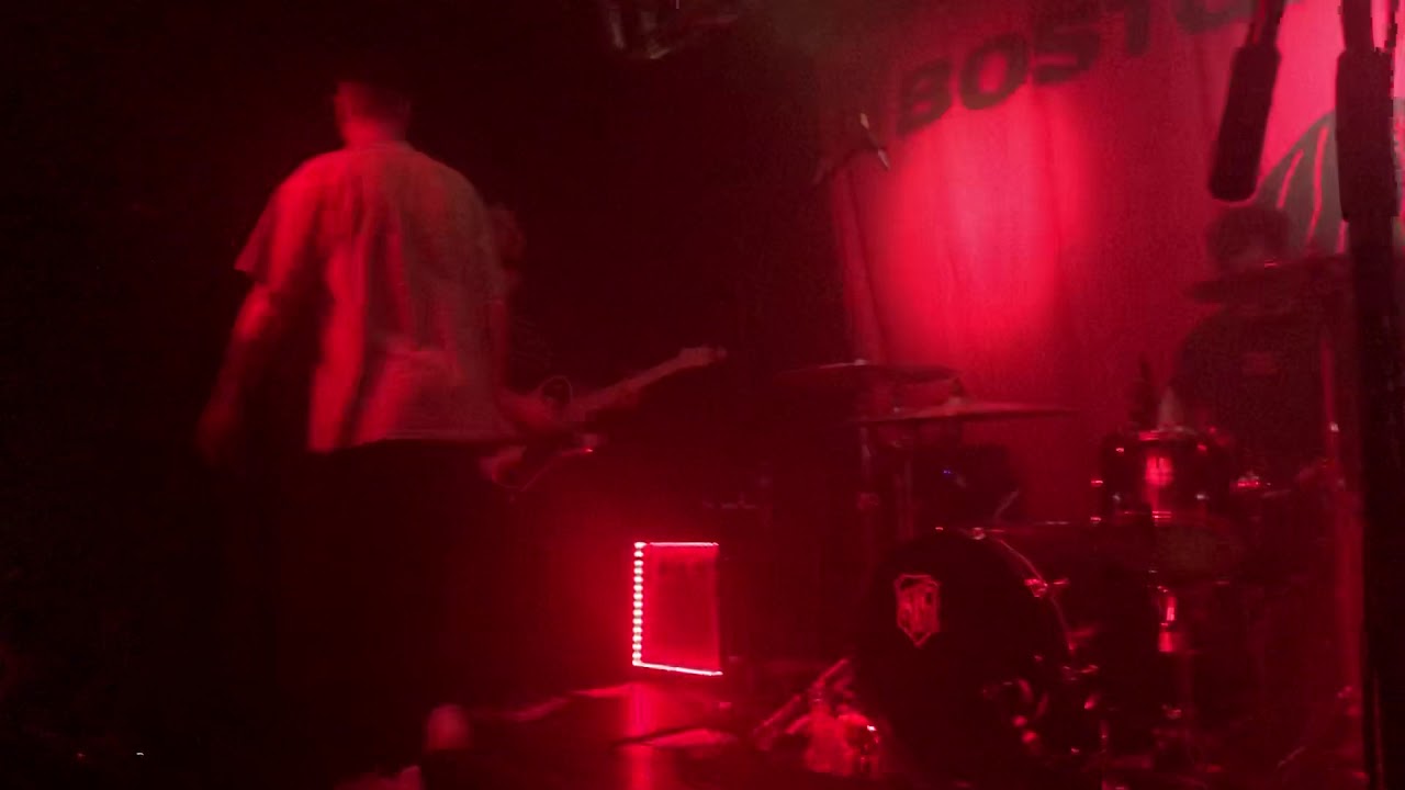 Boston Manor Performs “Flowers in Your Dustbin” LIVE BARRICADE VIEW 11.