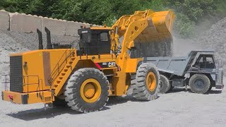 Caterpillar 993K Load A Komatsu HD 405 4x4