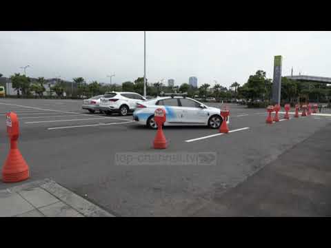 Video: Sa të sigurt janë Teslas në një aksident?