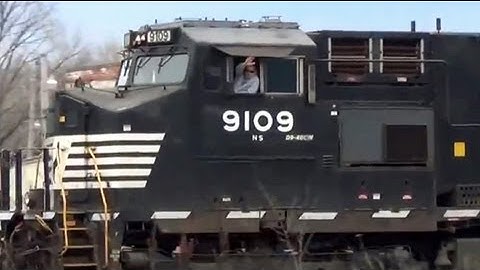 NS Conductor Gives a Wave Intermodal Train